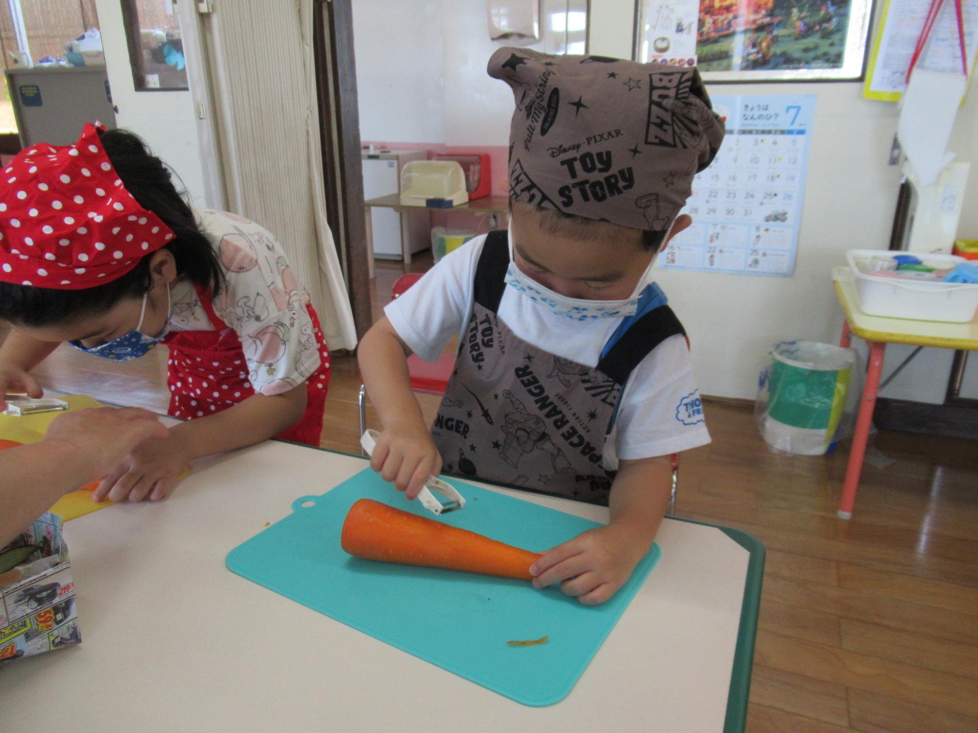 4歳児 ニンジン皮むき