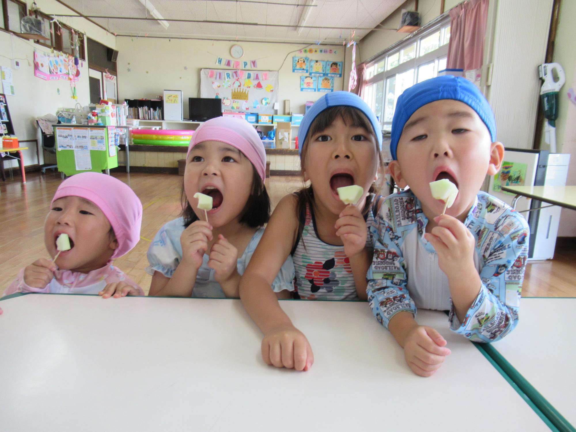 畑でとれたメロンの味見