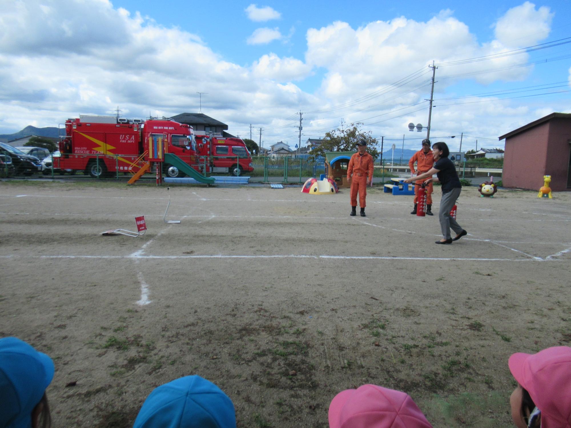 水消火器で消火の練習
