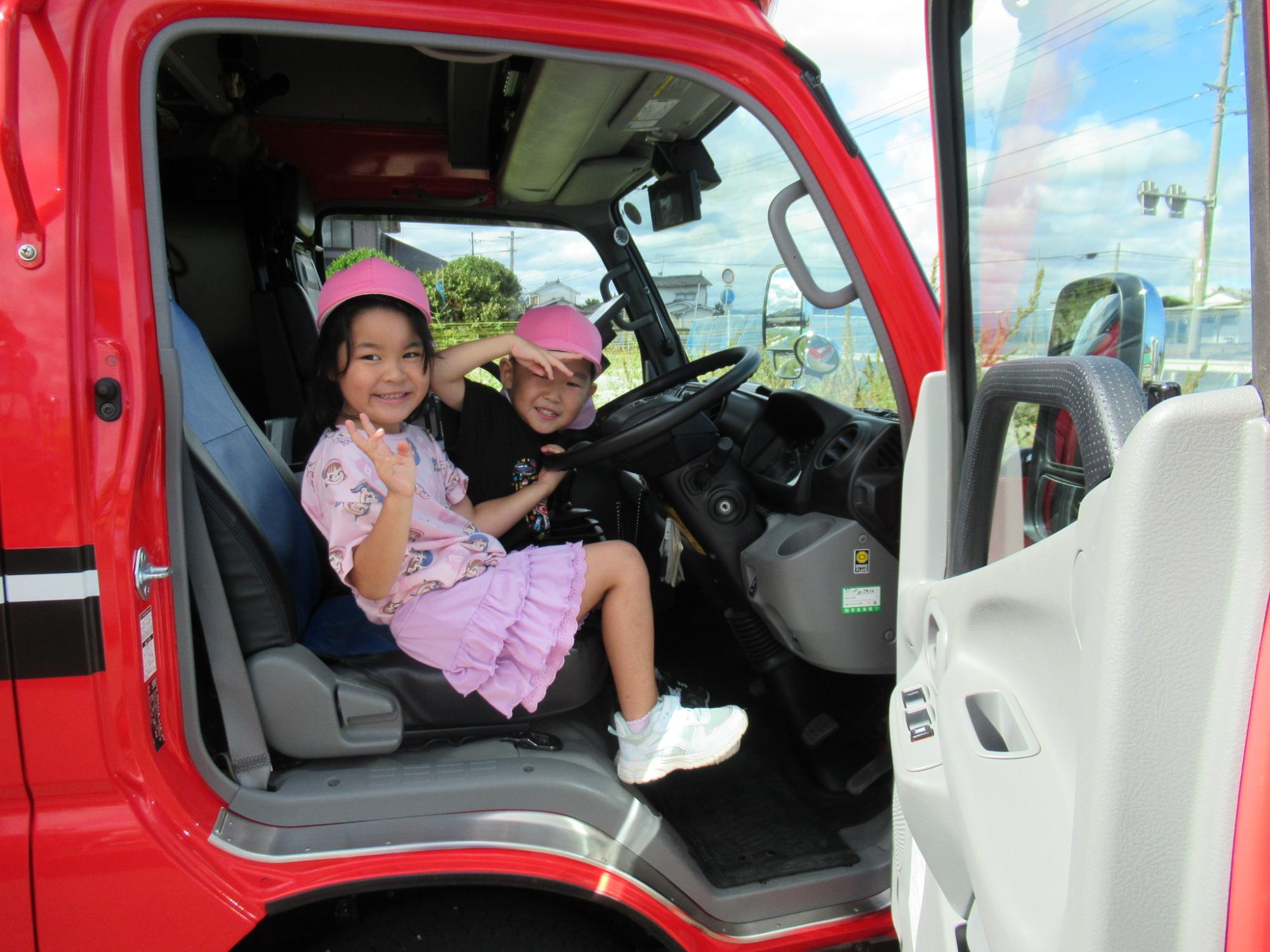 運転席は高になぁ！