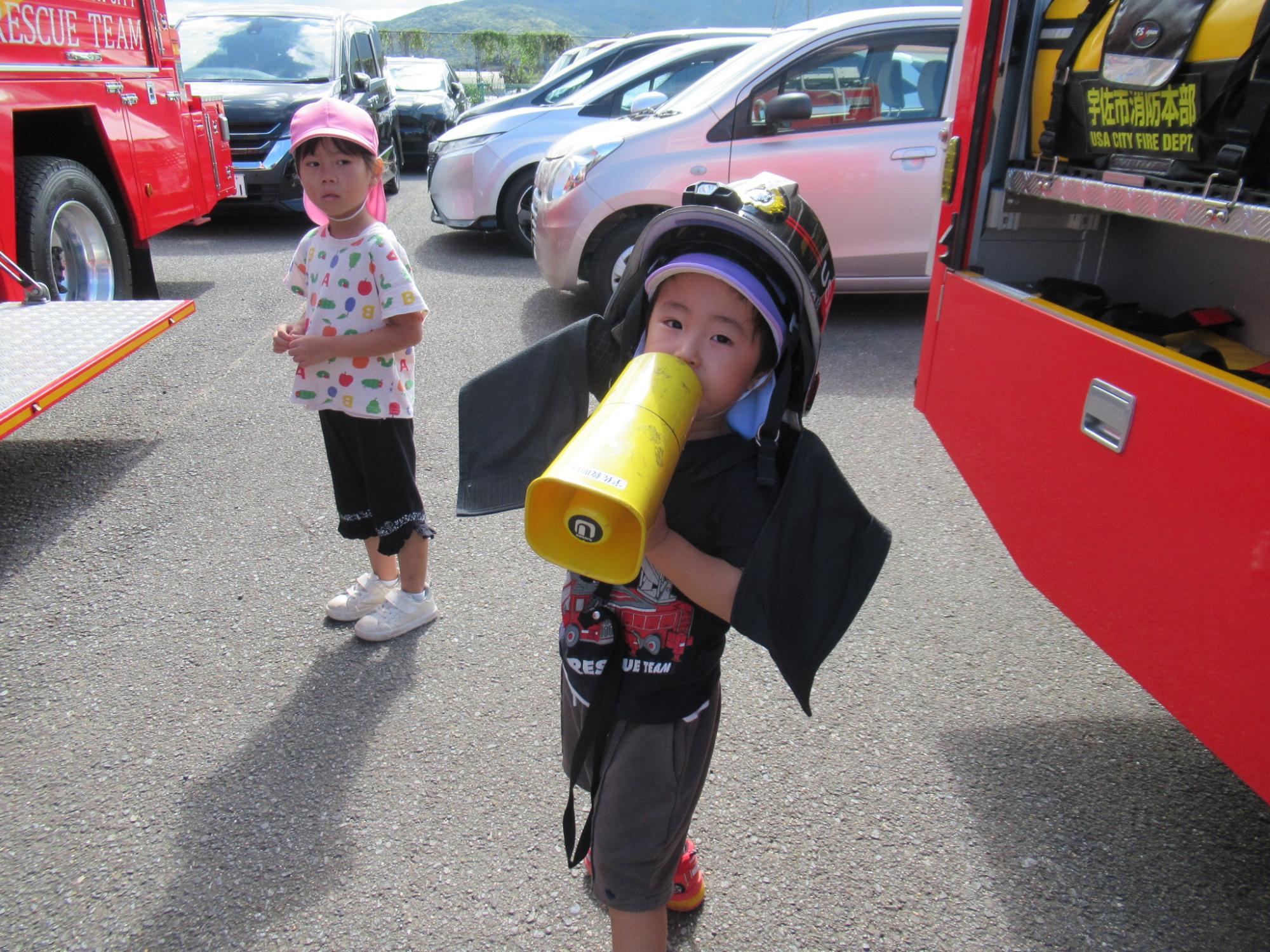 ヘルメットと拡声器