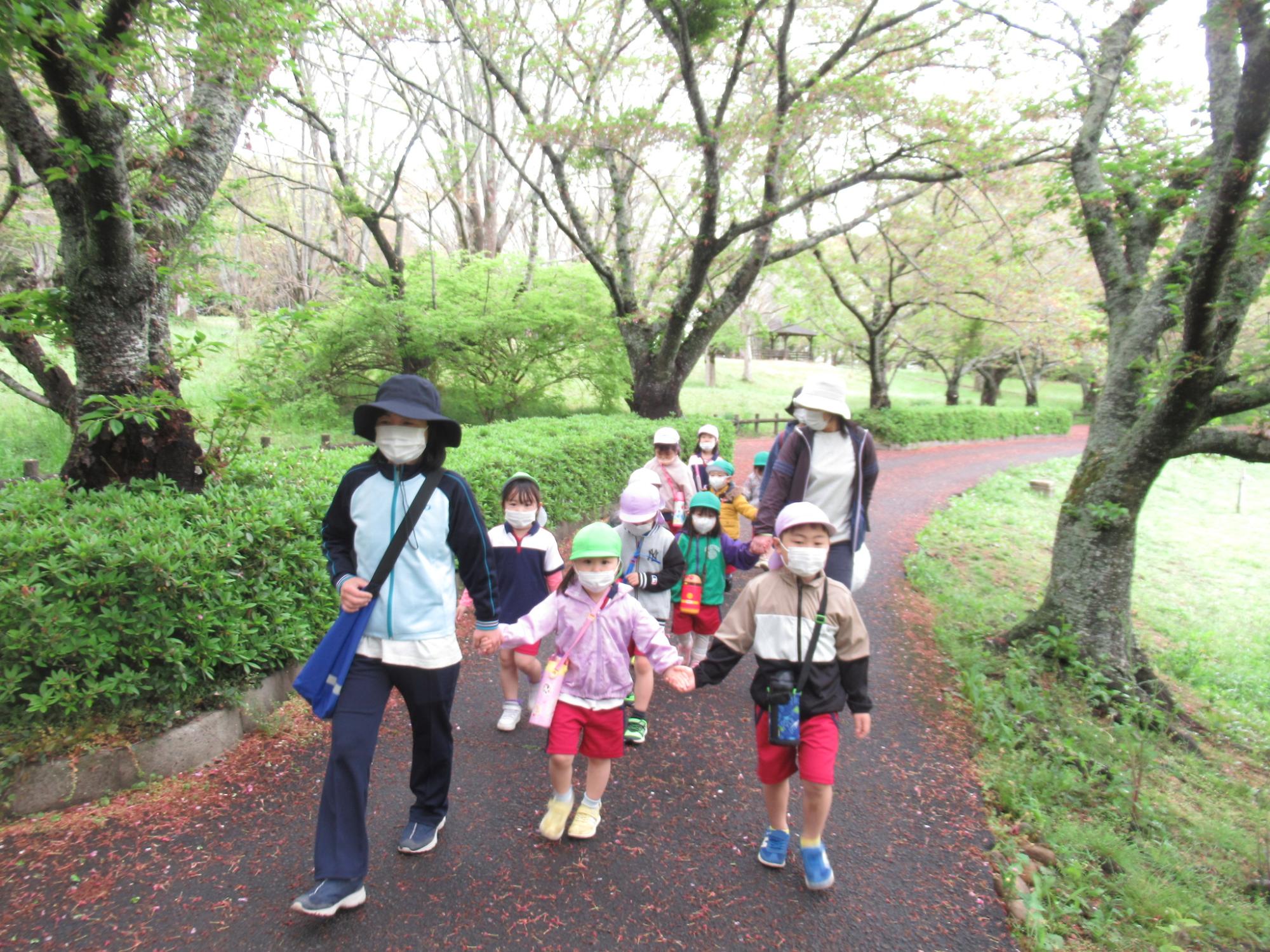 歩いて公園へ