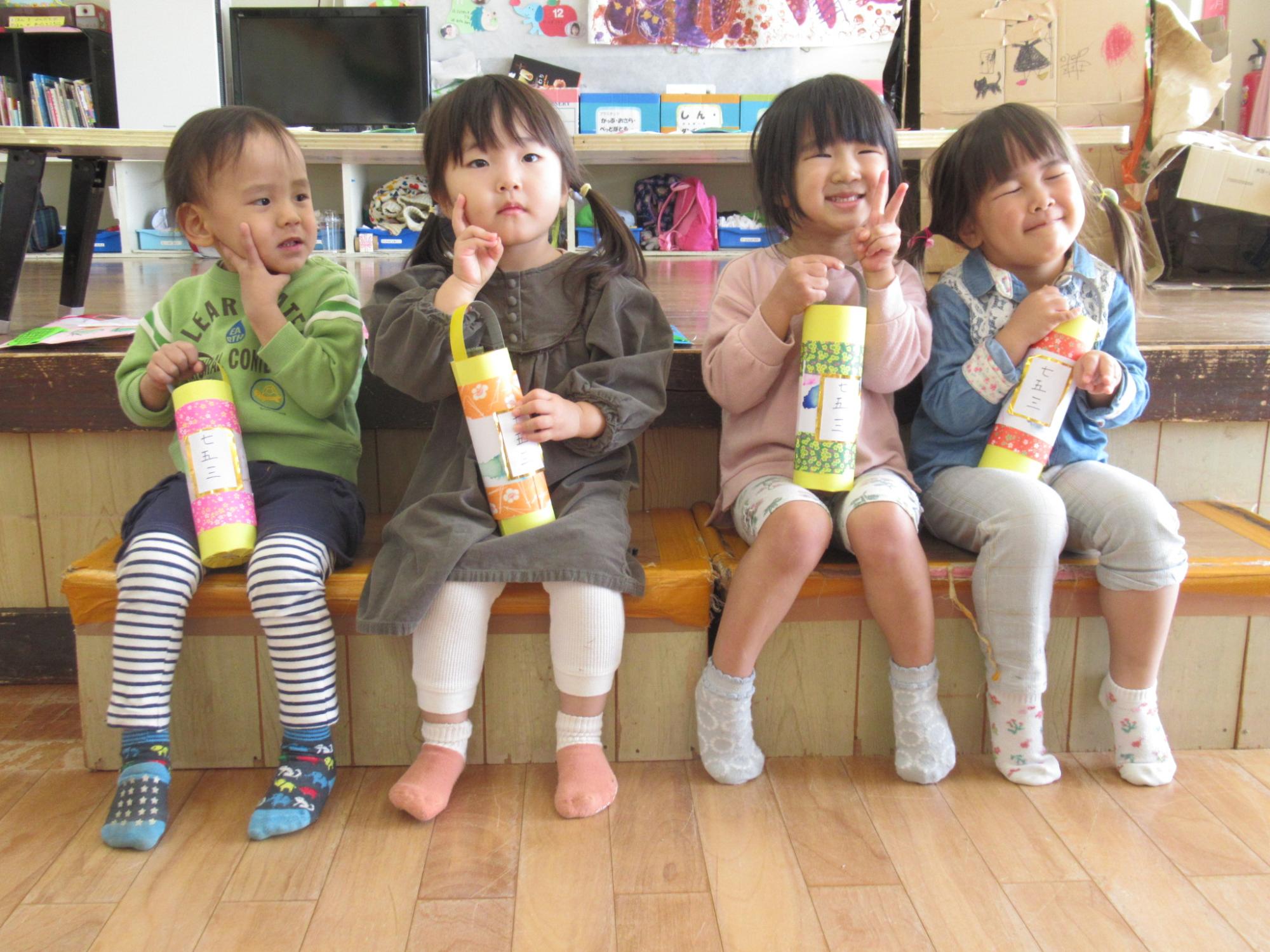 みいら自作の千歳飴袋を持つ2歳児
