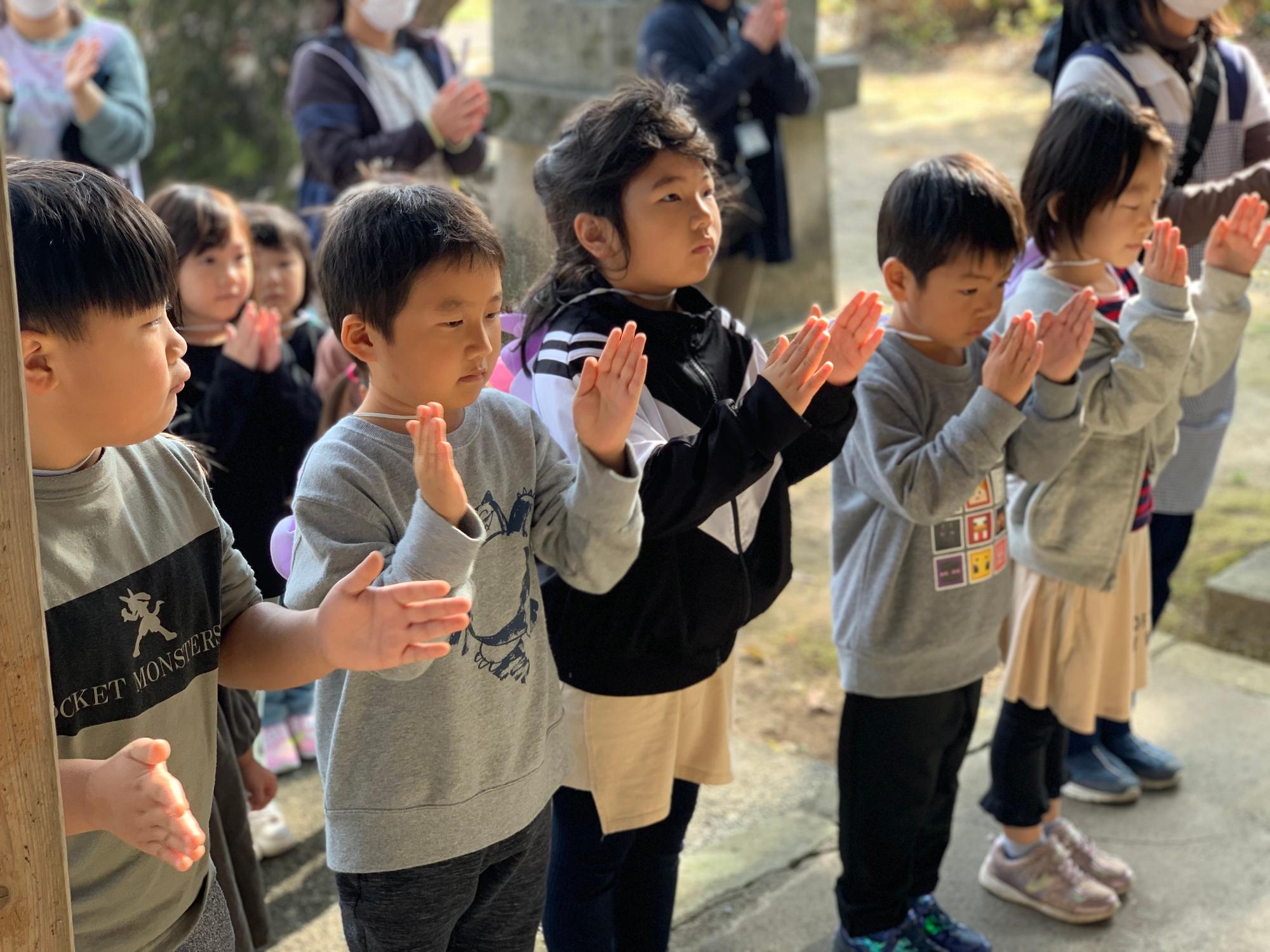お詣りをする年長児