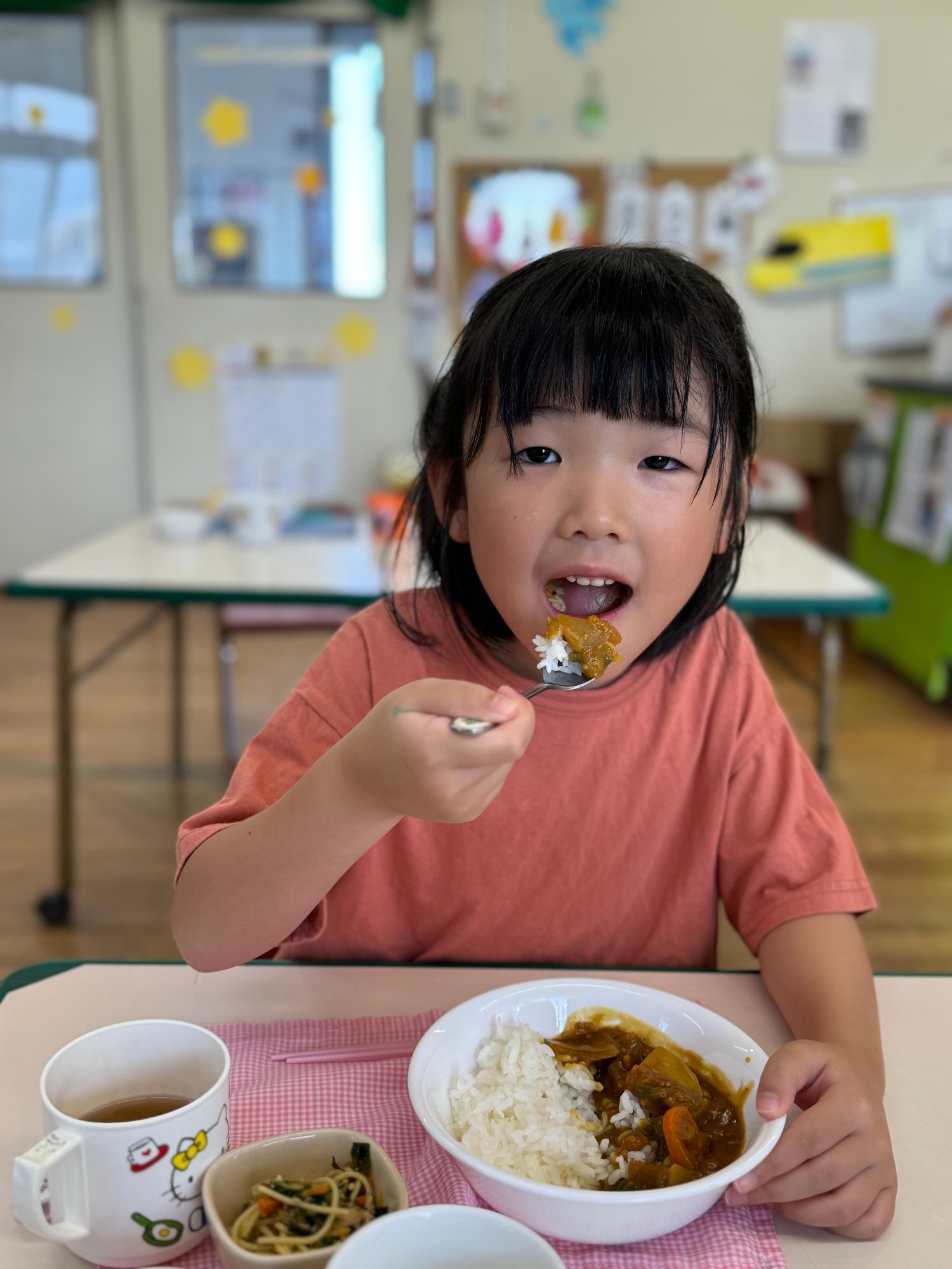 カレーを頬張るこども