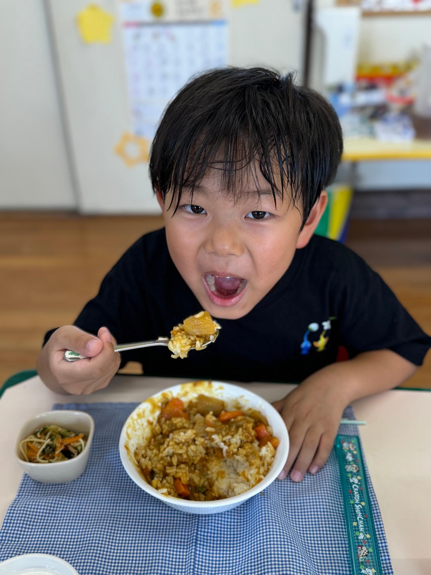 カレーを頬張る