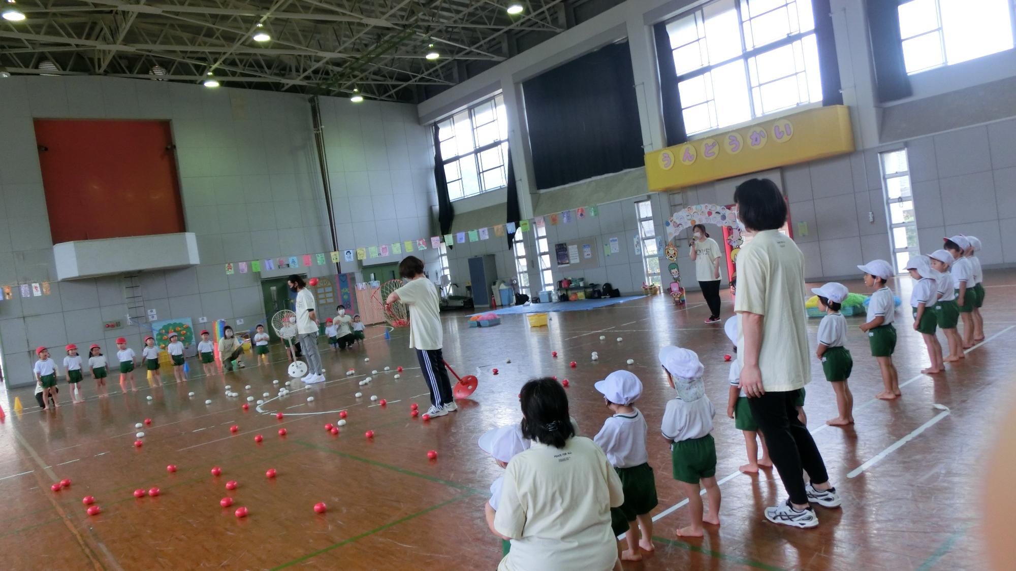 玉入れ・赤白・勝負
