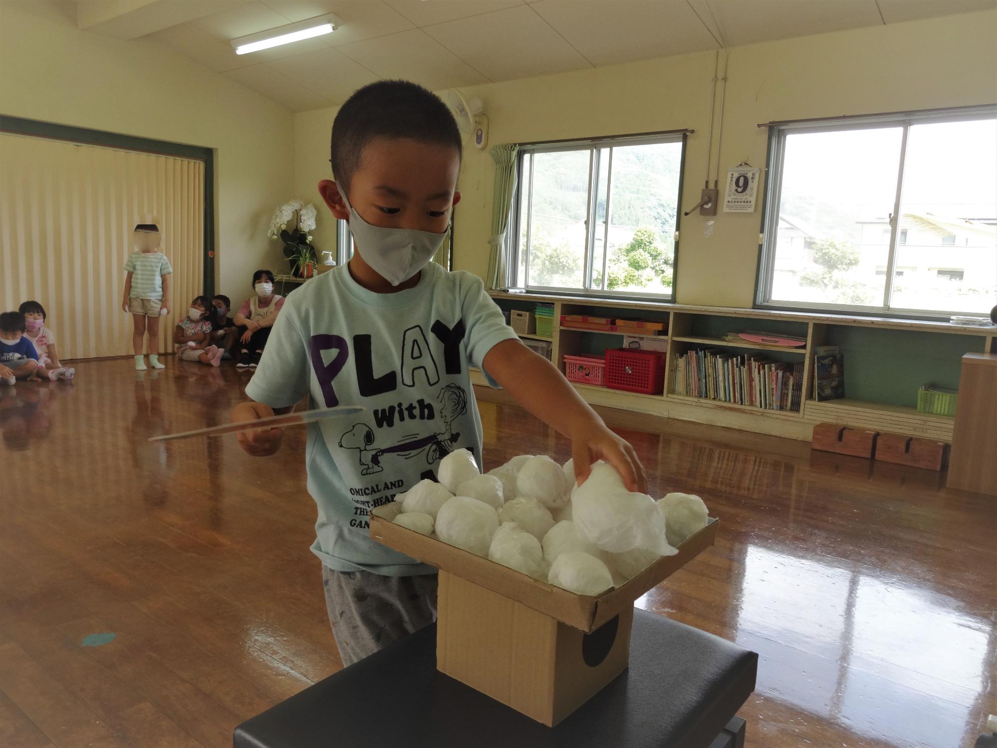 団子運び5歳児さん