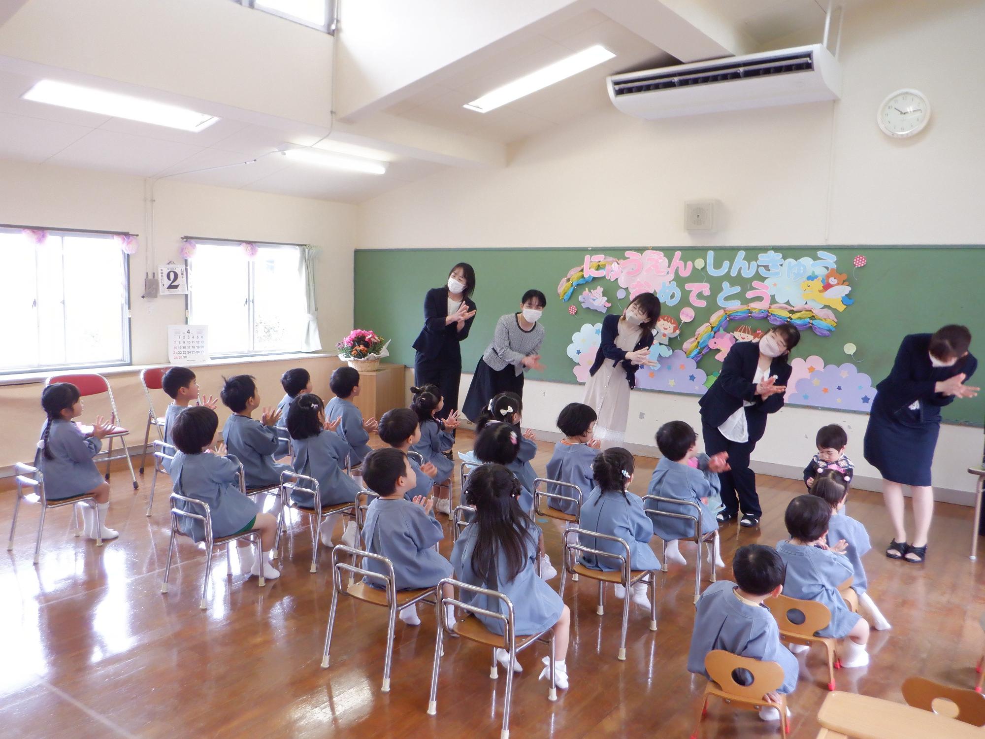 入園進級式で保育者と一緒に歌を歌う子ども達の様子