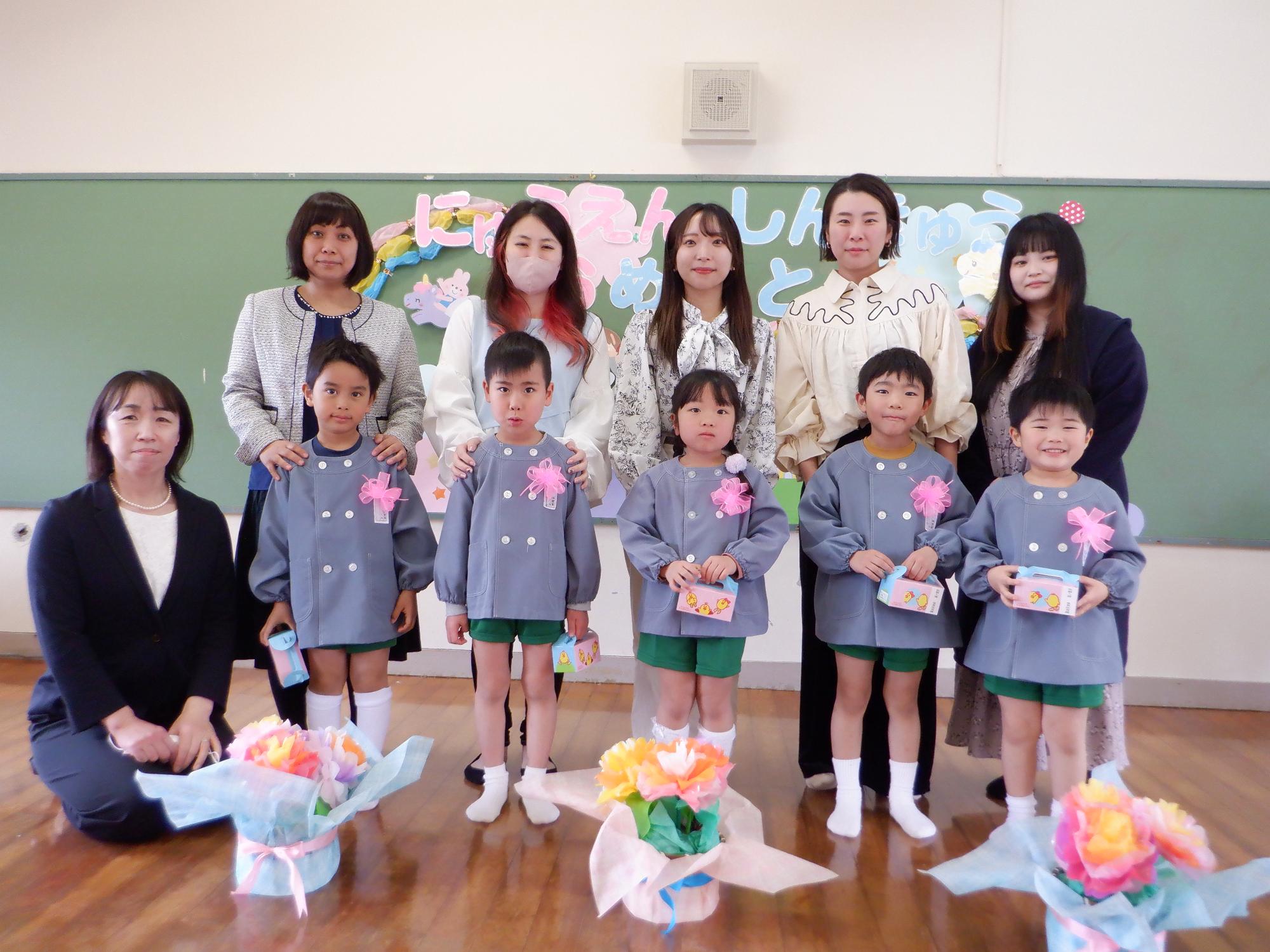 年長クラスの子ども達と保護者、担任