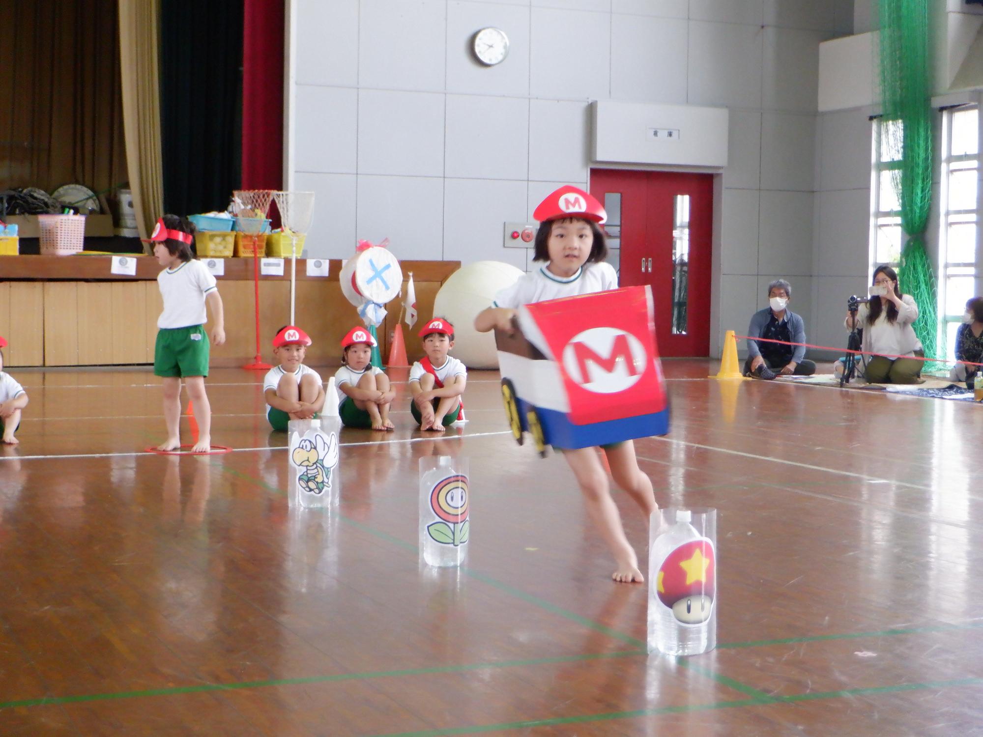 マリオの車に乗ってる子ども、アイテム(フラワー、キノコ）をジグザグに走る、