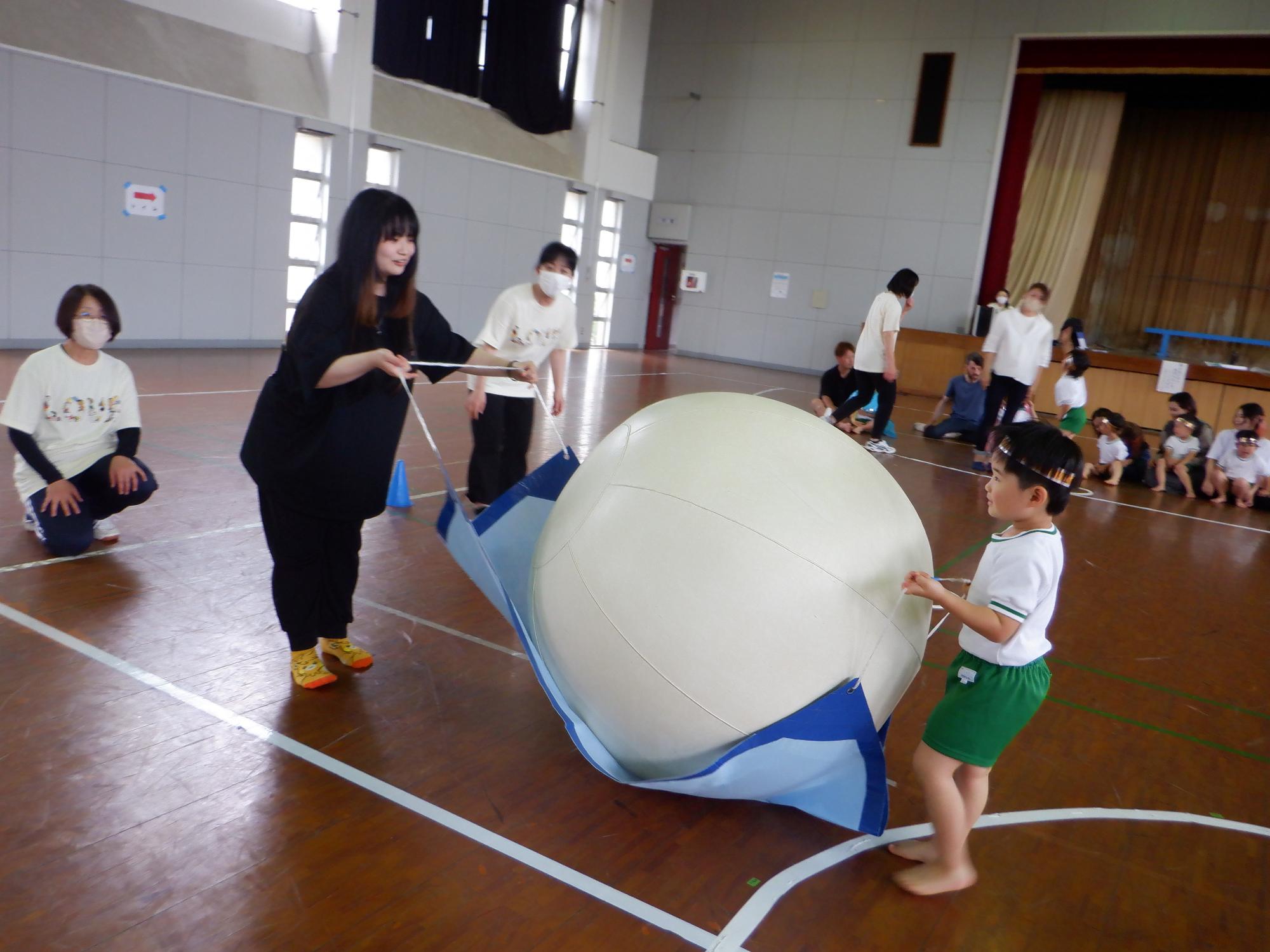 大玉運び、子どもとお母さんではこんでいる