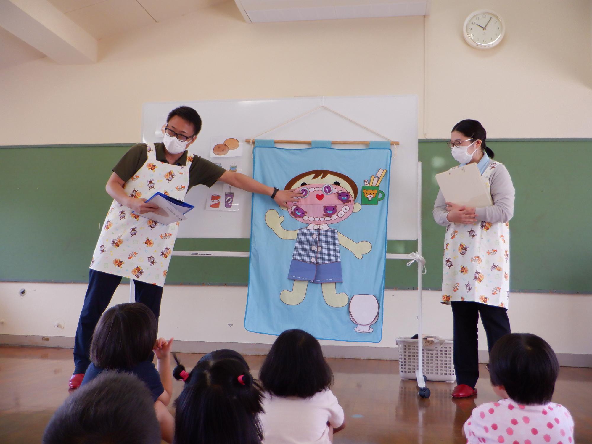 虫歯予防教室、保健師さんのお話を聞く子ども達、