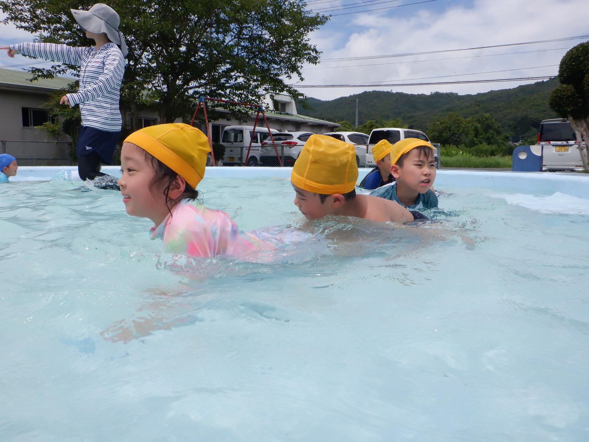 プール遊び・水・子ども・泳ぐ