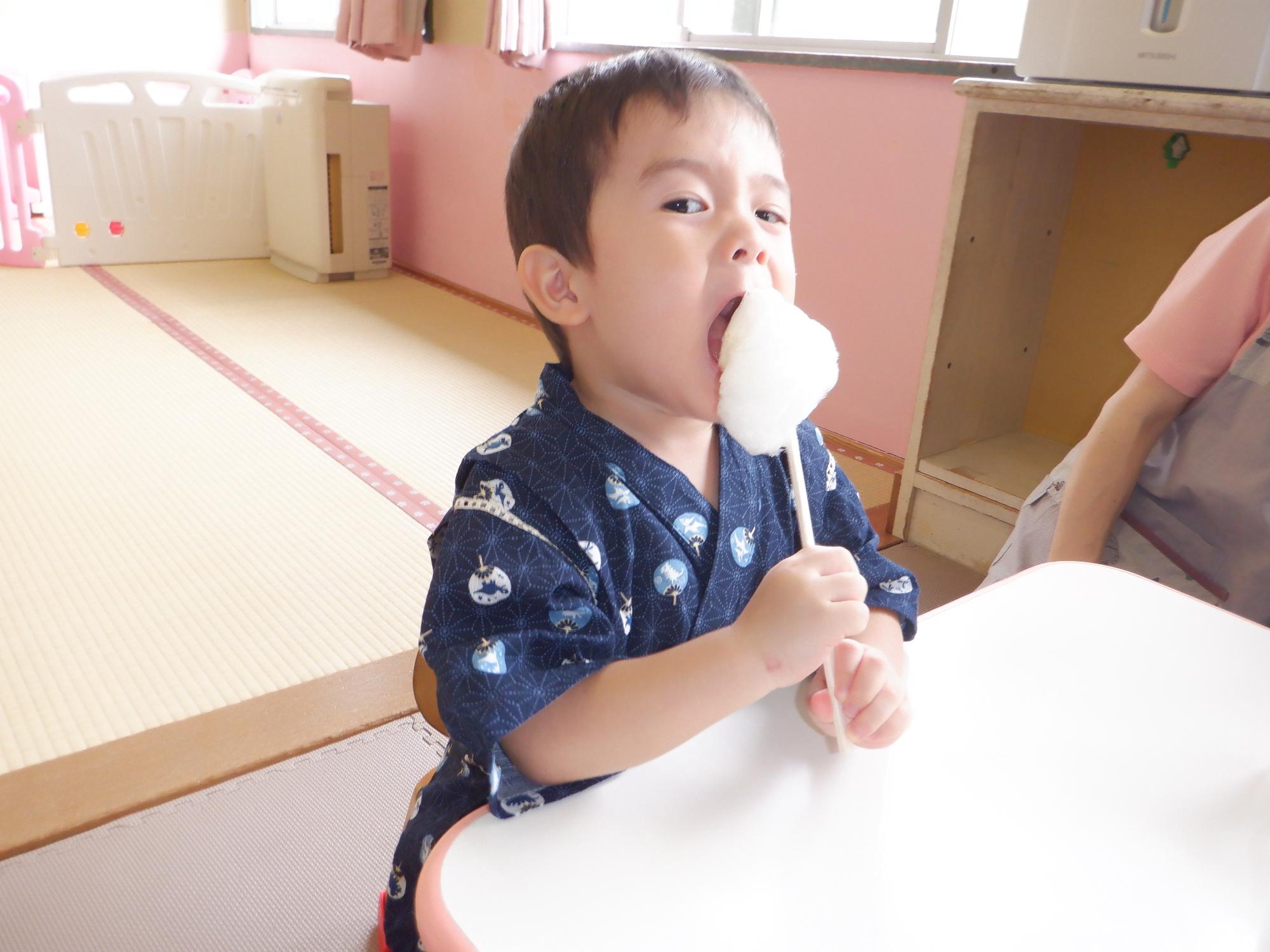 大きなお口で綿菓子食べてます