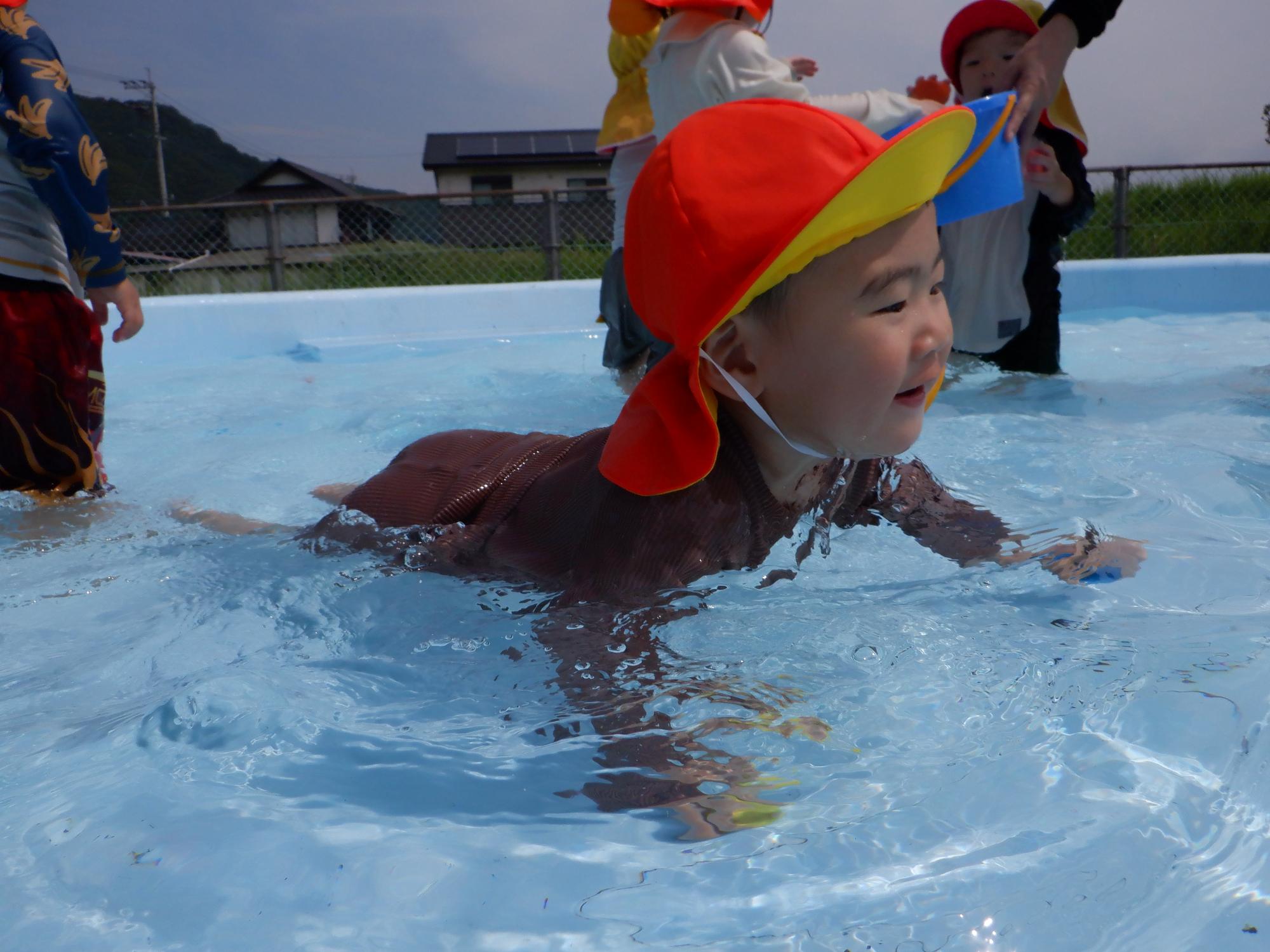 プール遊び・子ども・水・貝拾い・バケツ