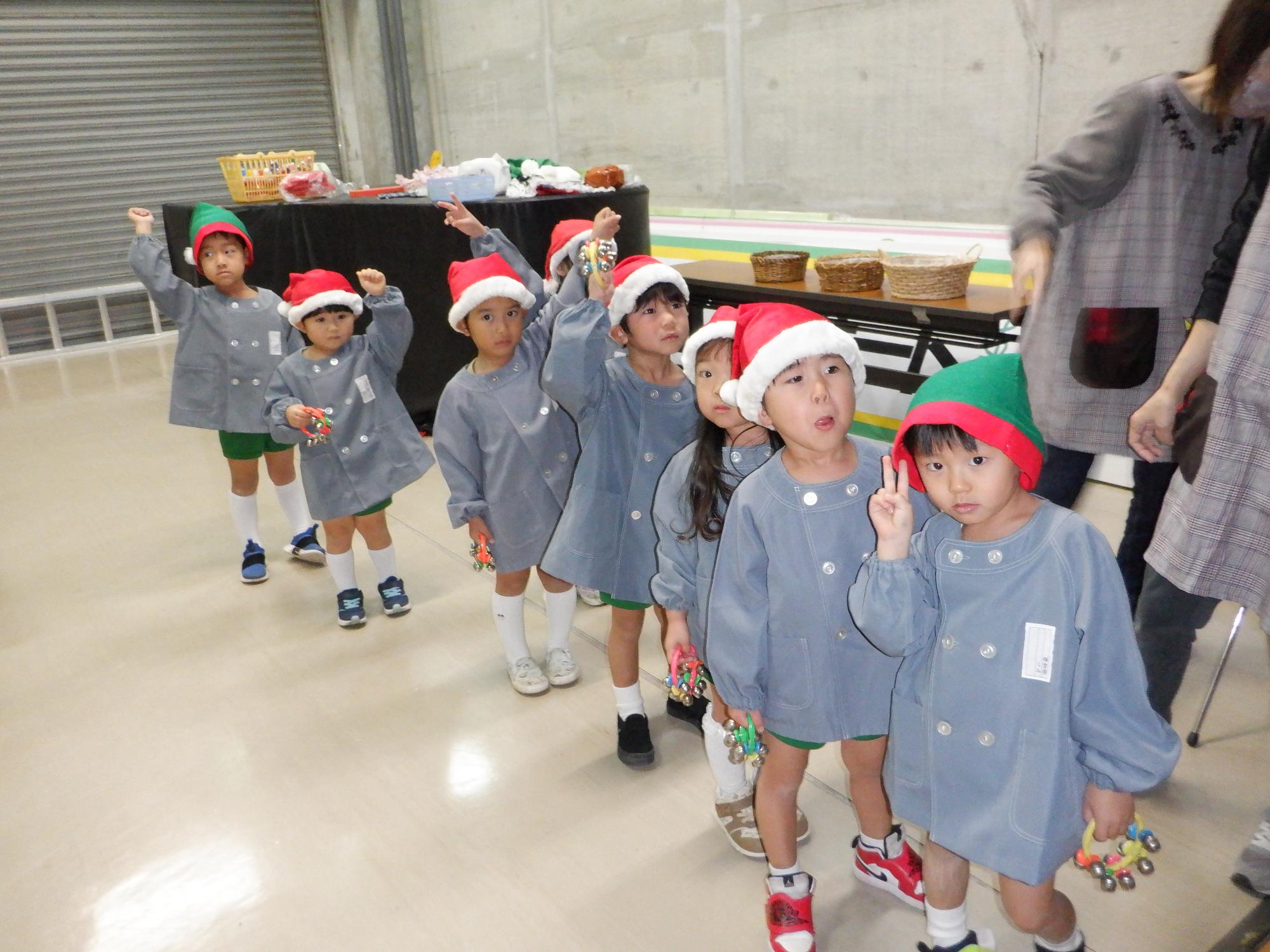 鈴をもってスタンバイする子ども達