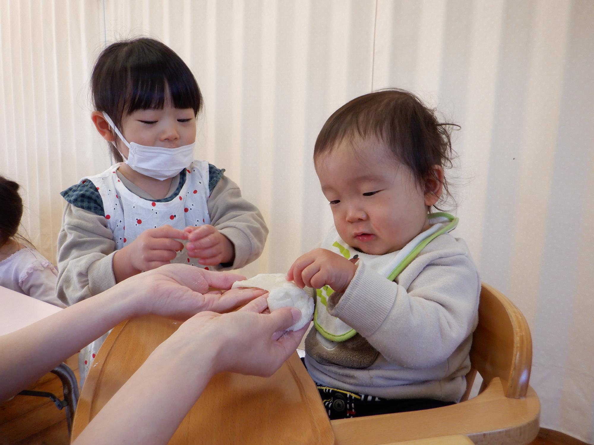 おもちの感触を楽しむ子ども