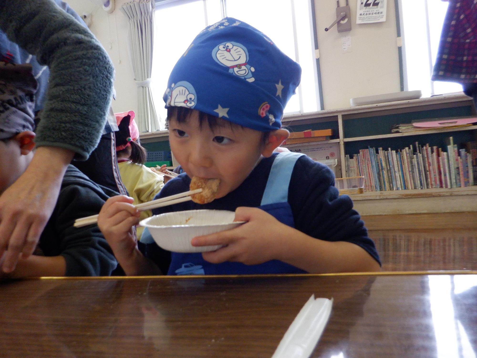 おもちを食べる男の子