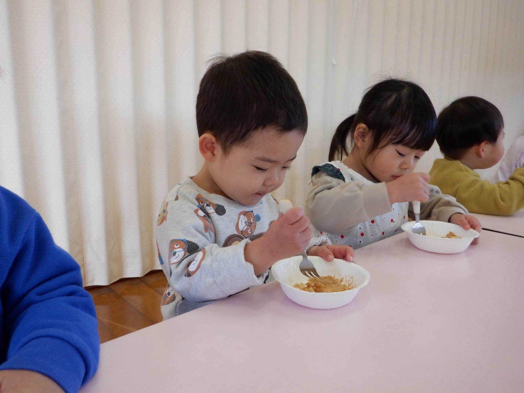 黄粉もちを食べる子ども達