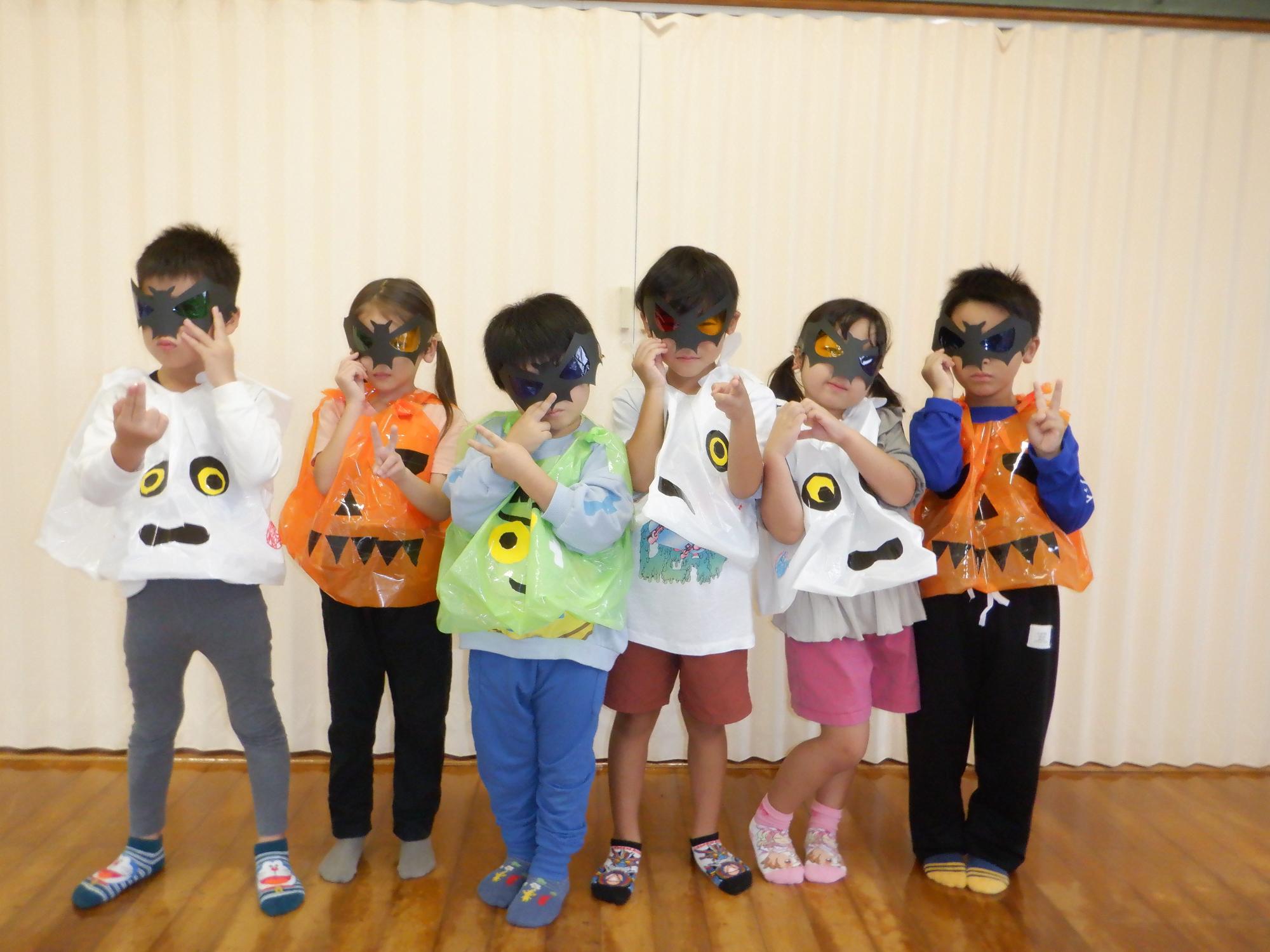 ハロウィン仮装子ども達
