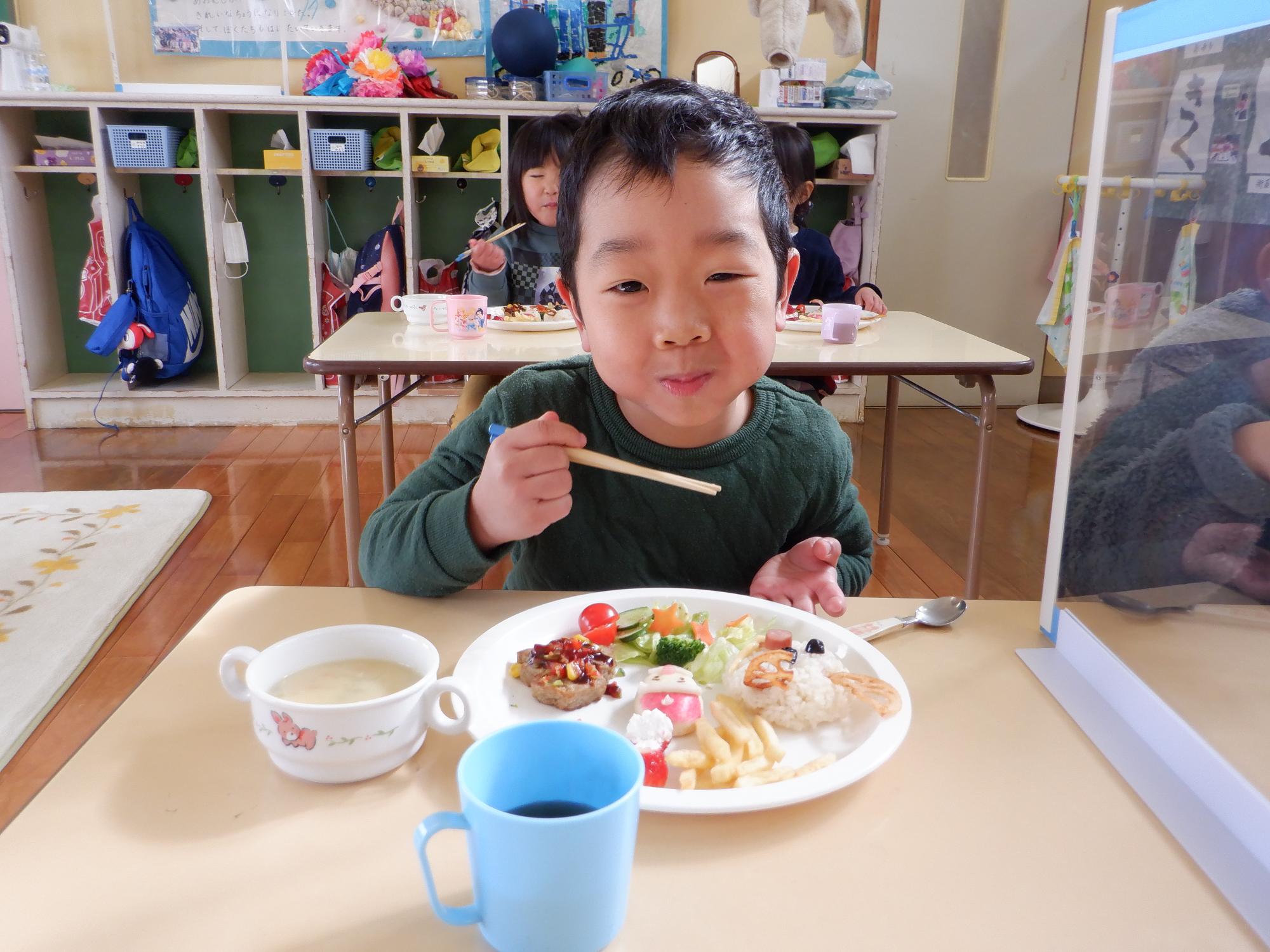 クリスマスプレートを食べる男の子
