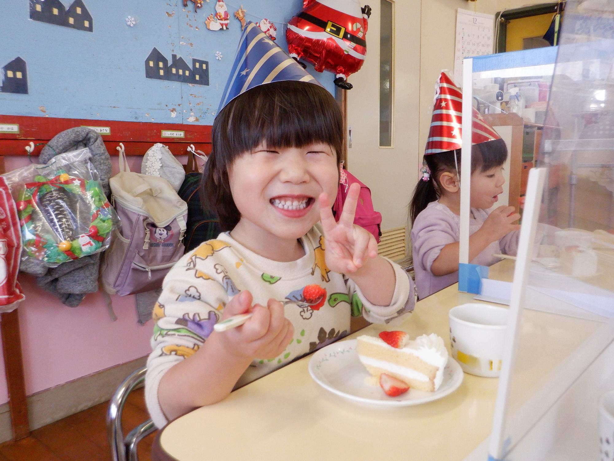 ケーキを嬉しそうに食べる子ども