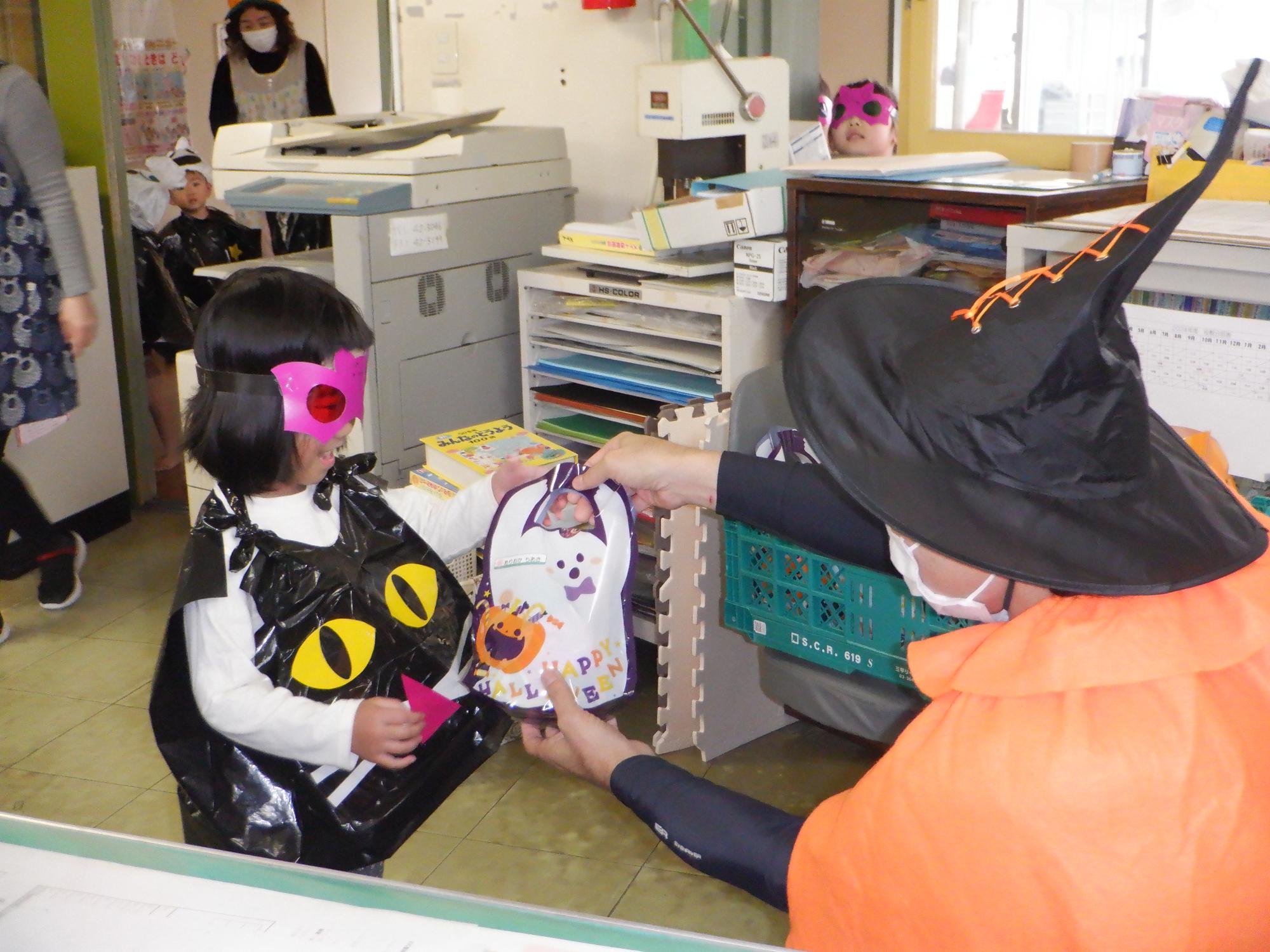 ハロウィン仮装お菓子子ども
