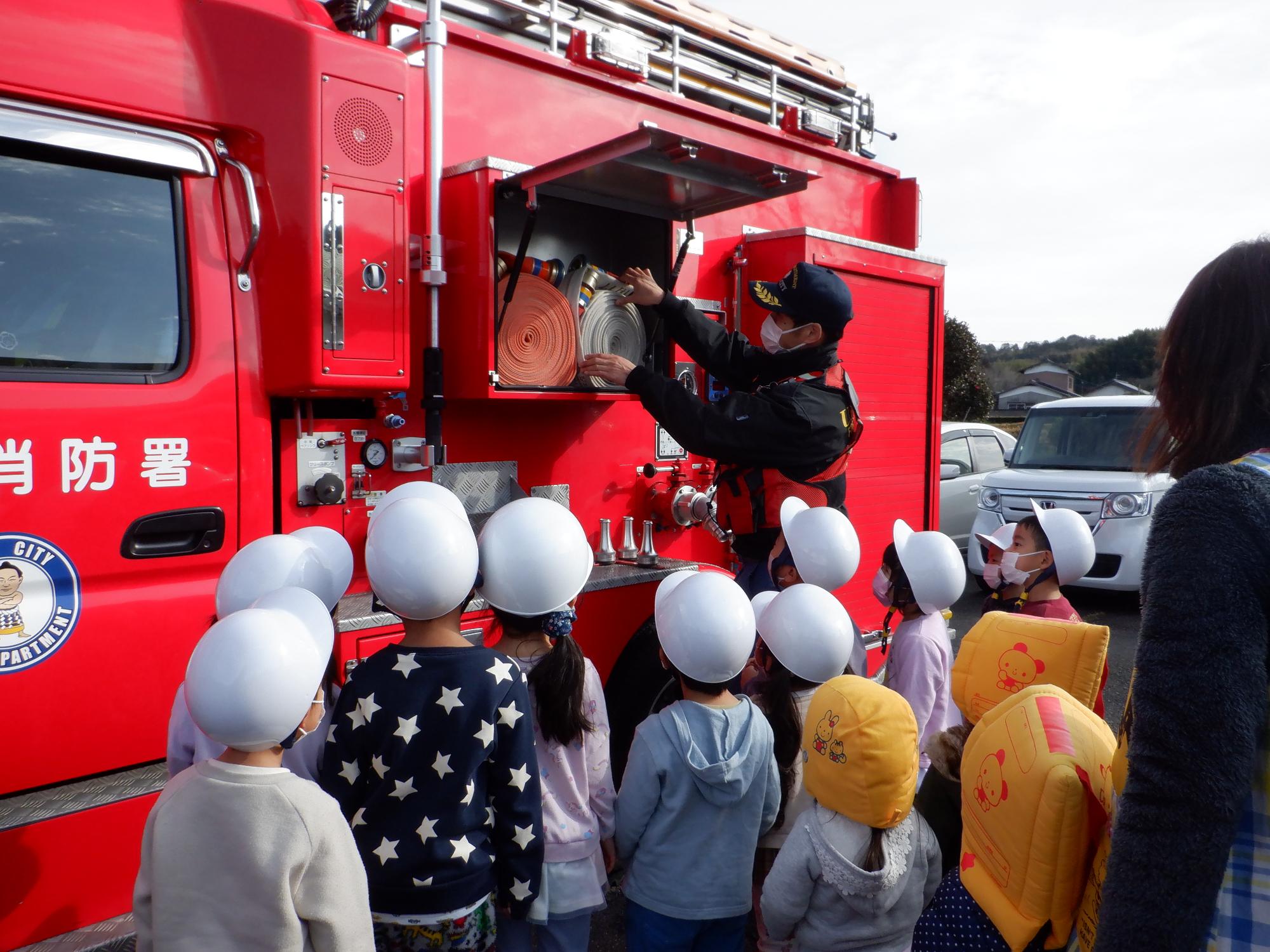 防災訓練・消防車・ヘルメット・子ども