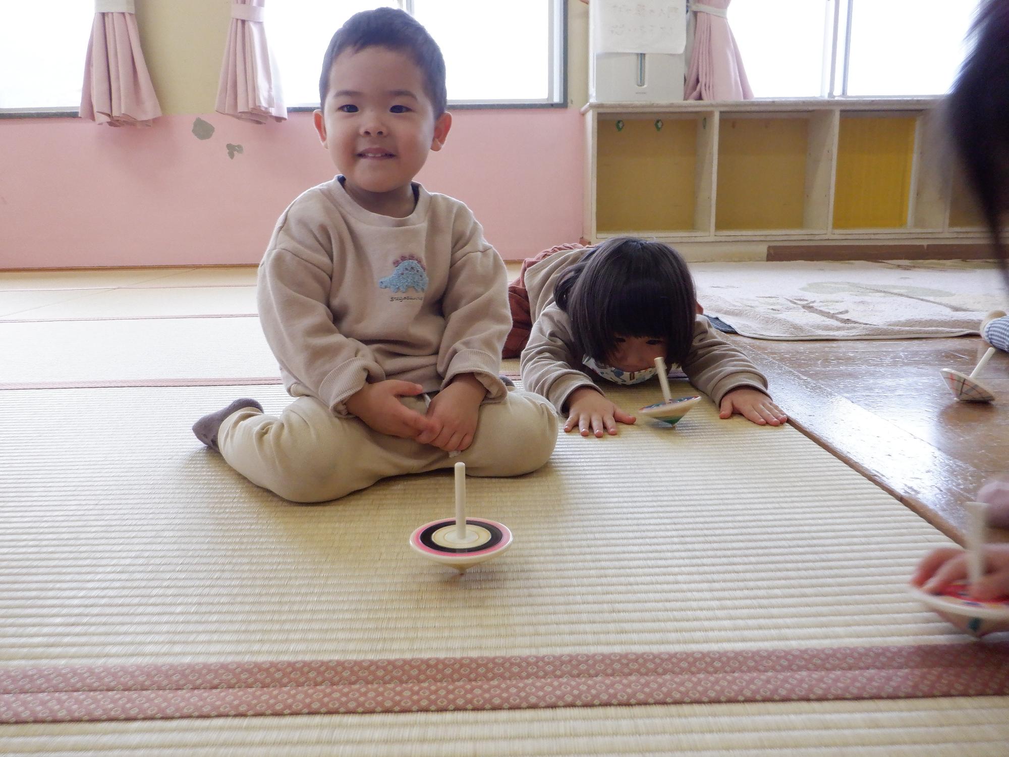 お正月・コマ回し・子どもの遊び