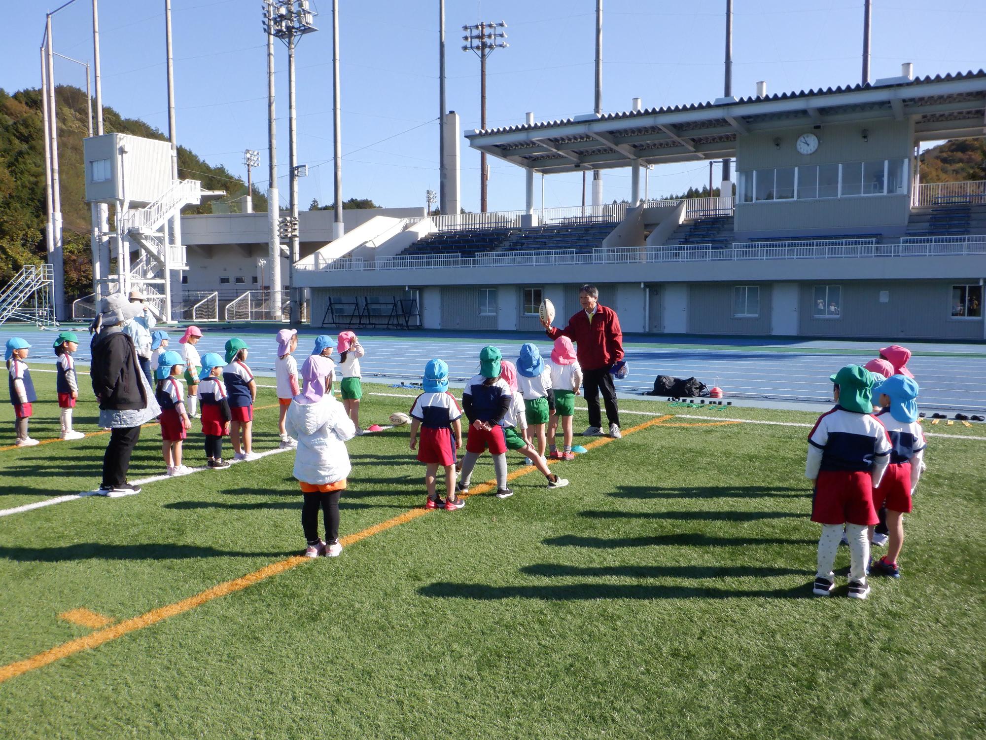 中津ラグビー協会、ラグビー教室、ボール、子ども