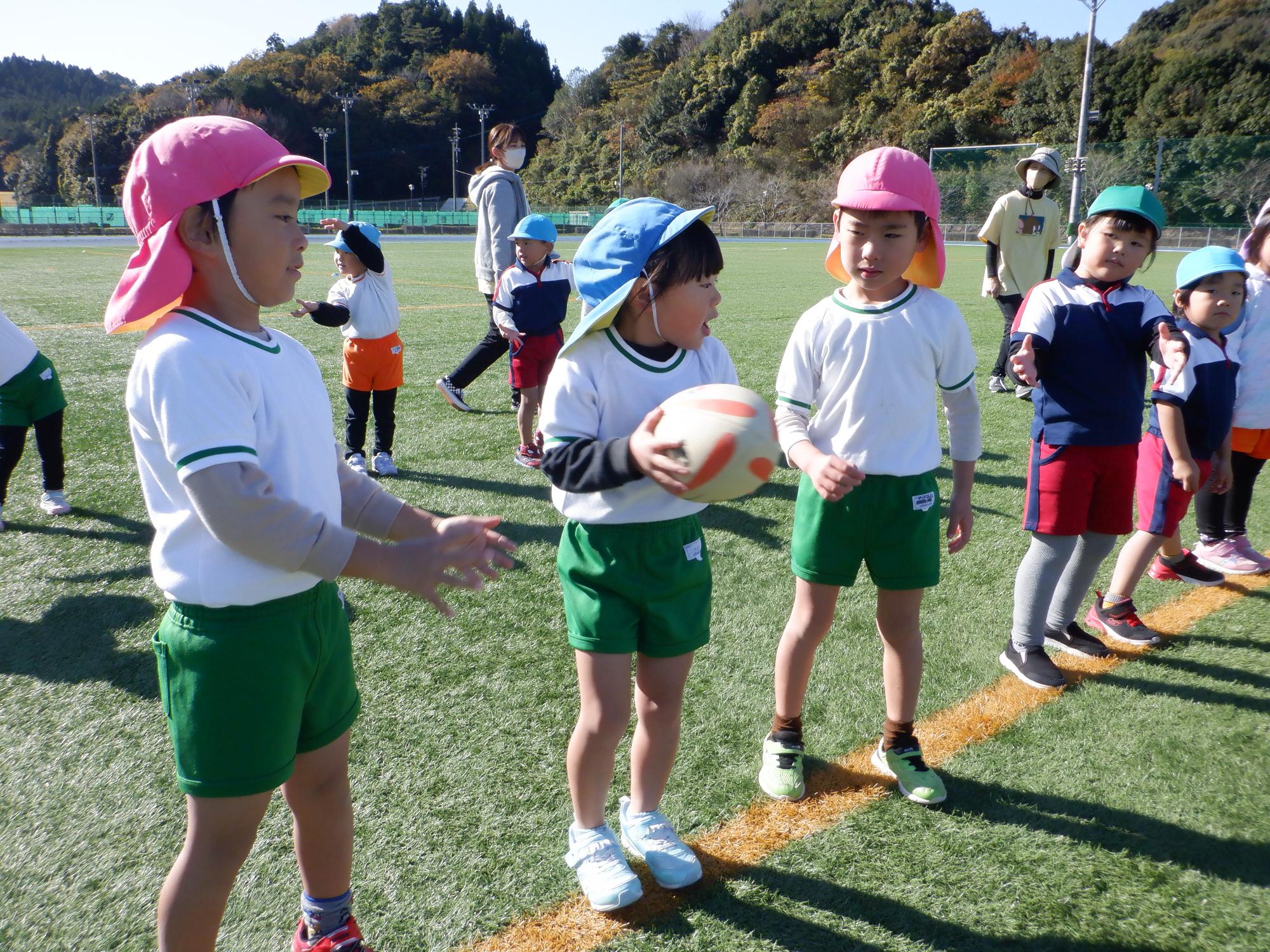 ラグビー教室、ボール、子ども2