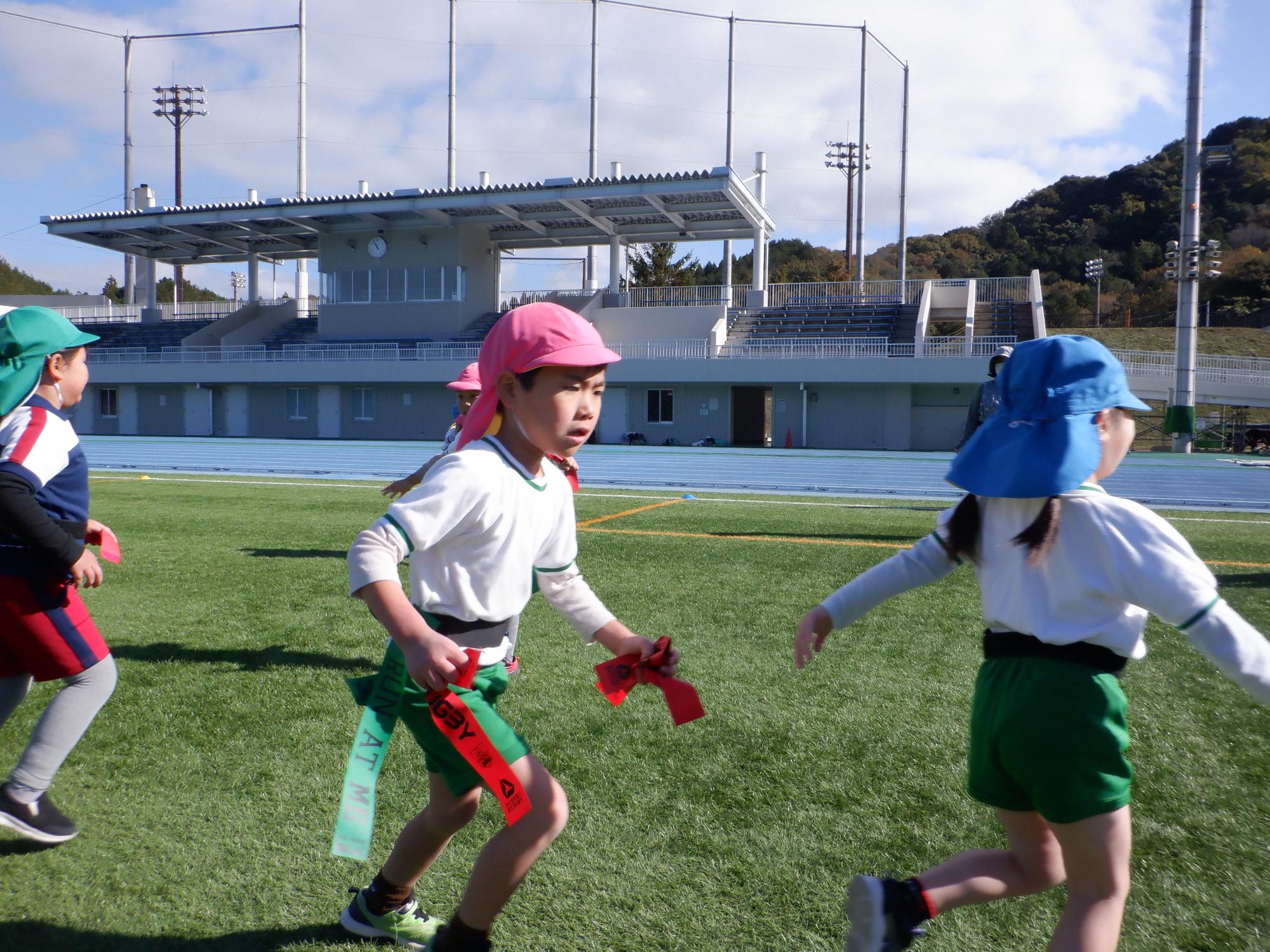 ラグビー教室、子ども、しっぽ取り