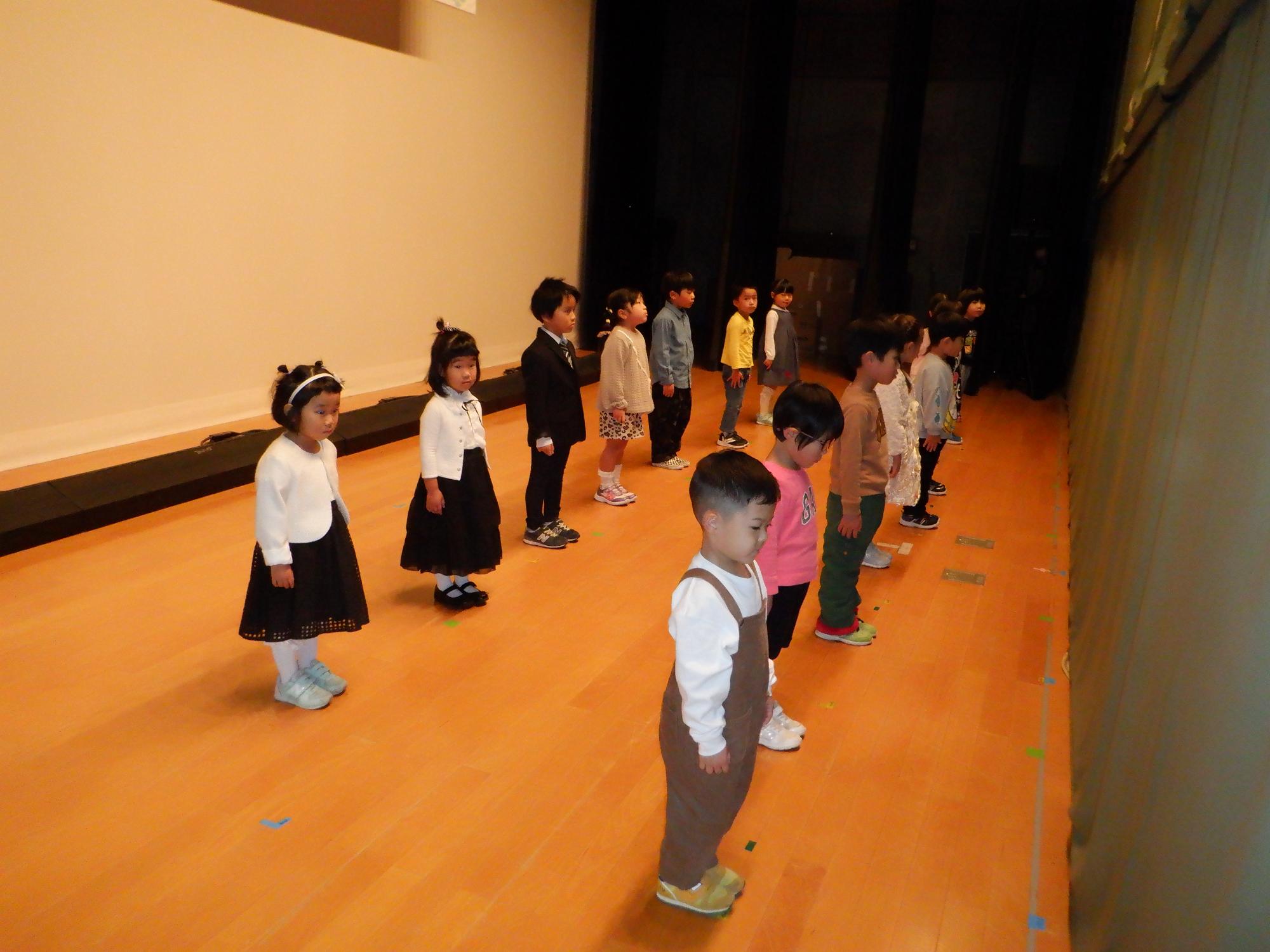 幕開け前の子供たち、整列して待っています