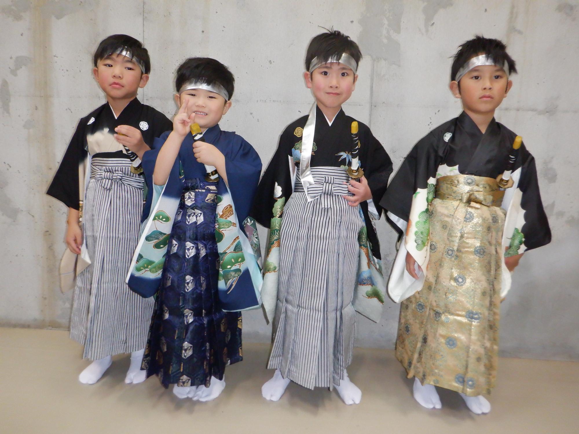 和装羽織はかま姿の子ども、剣を持っている、男の子4人