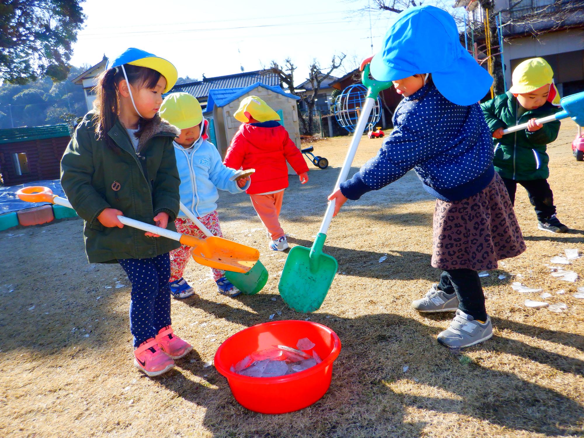みんなと氷遊び