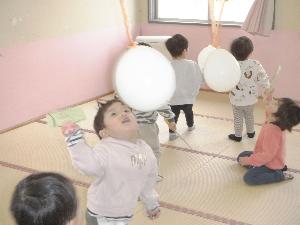 小さい組は風船で羽根つき遊び