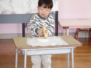 2歳児も真似て木槌でトントン