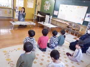 小さい組も書初めに挑戦します 説明をしっかり聞いています