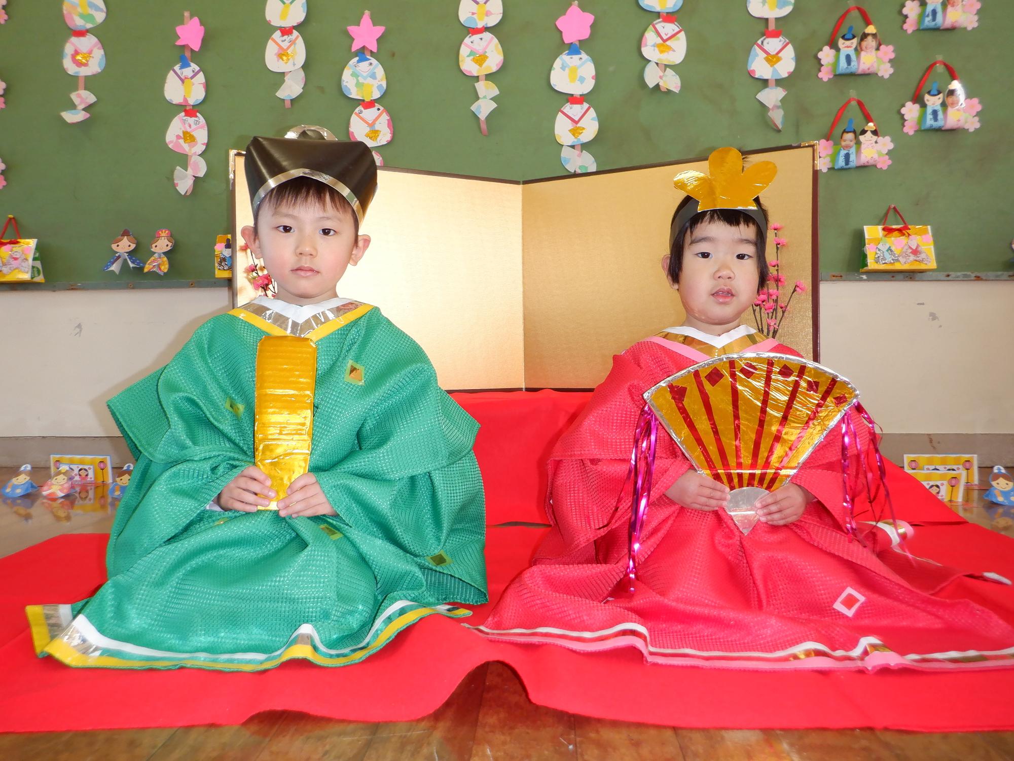 お内裏様とお雛様、おすまし顔の2人、
