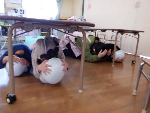 地震の避難訓練でダンゴ虫のポーズ