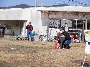 5歳児さん水消火器に挑戦中