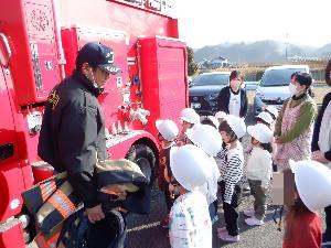 消防車見学 みんな興味津々