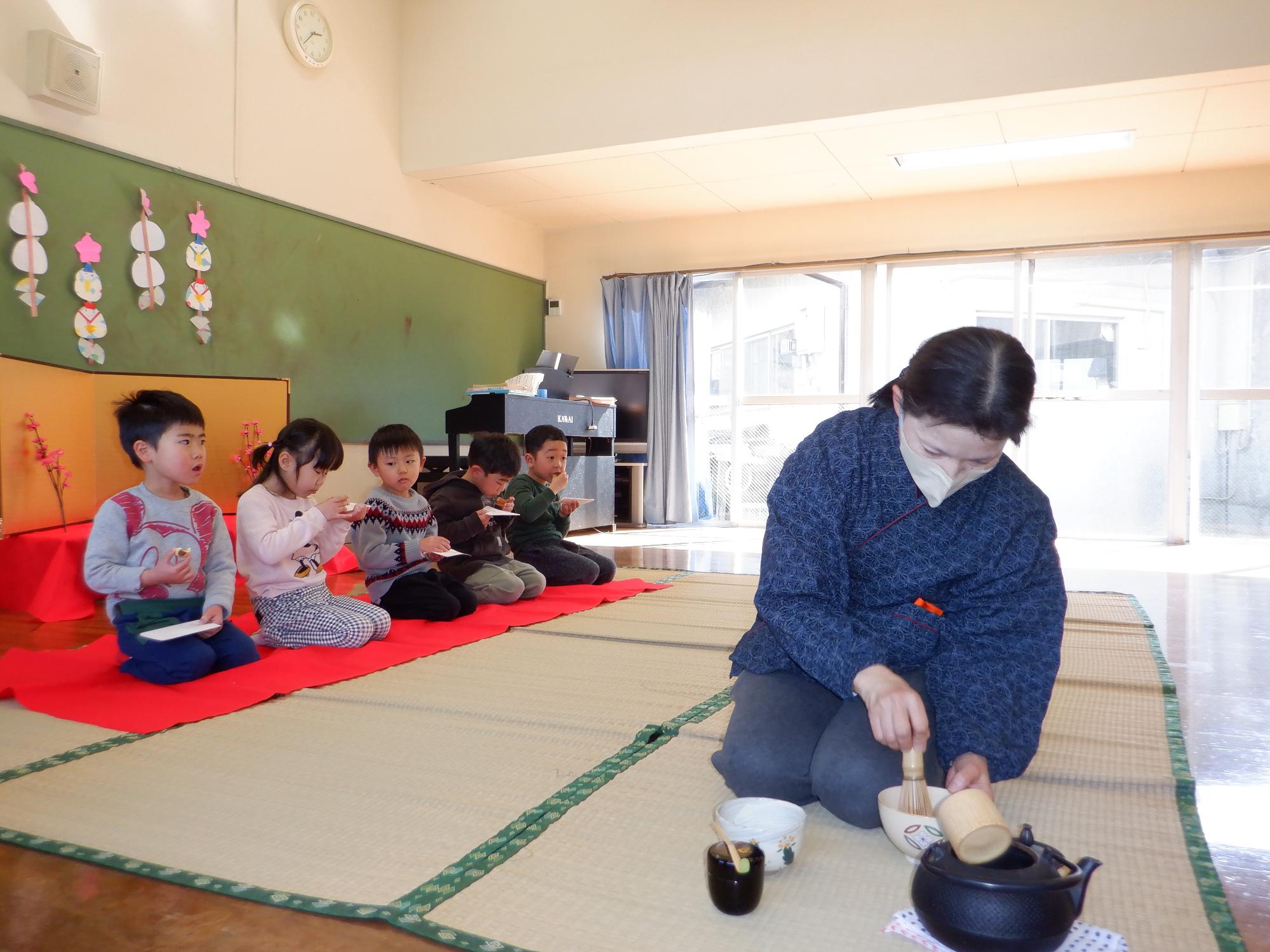 お茶会、お茶をたてている、子どもはおちゃがしをいただく、