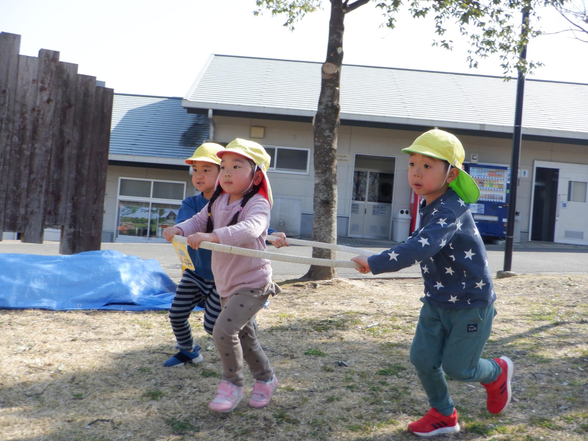 電車ごっこ、子ども二人で運ぶ、一人がお客さん、
