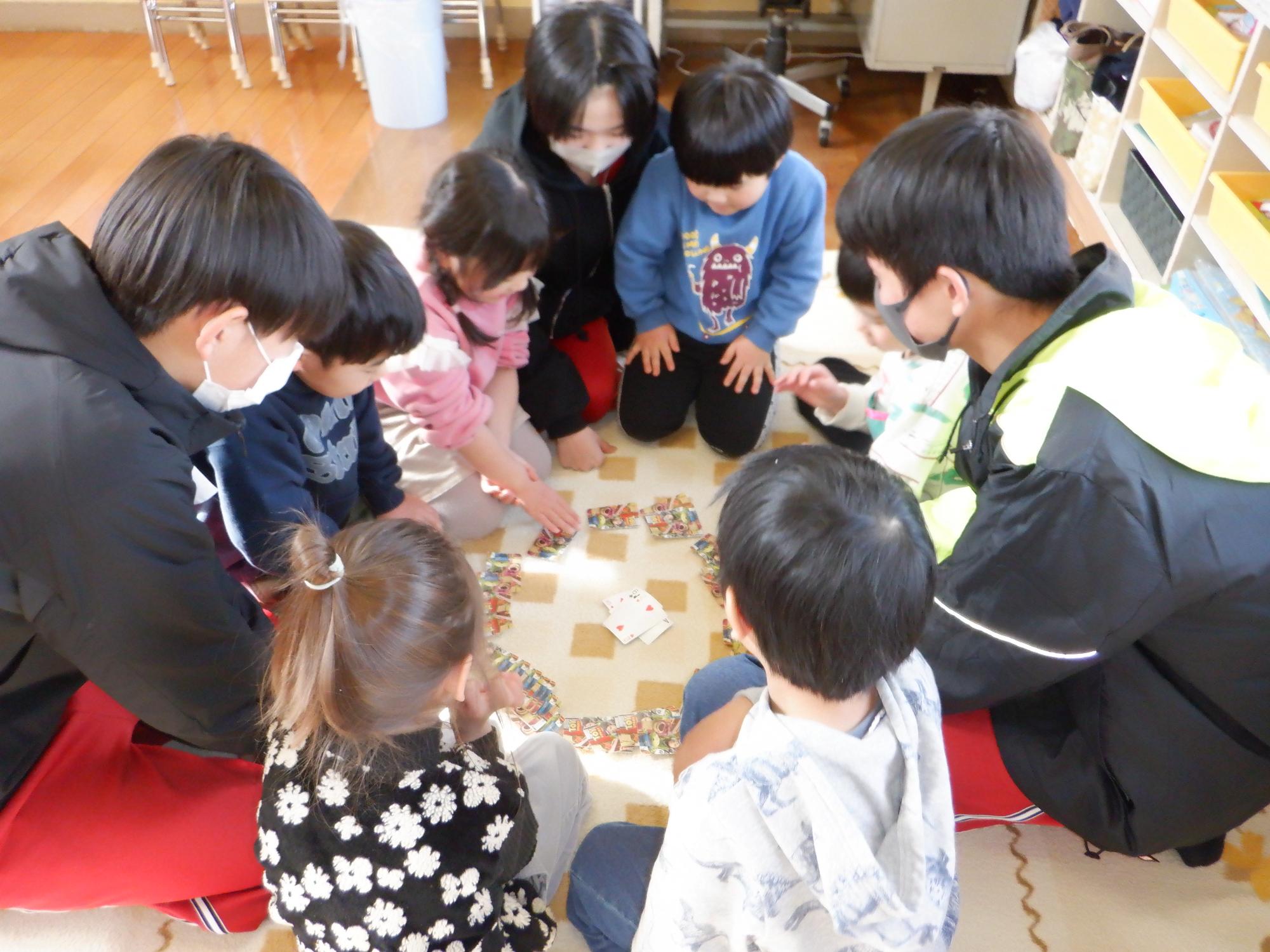 中学生とかるた遊び