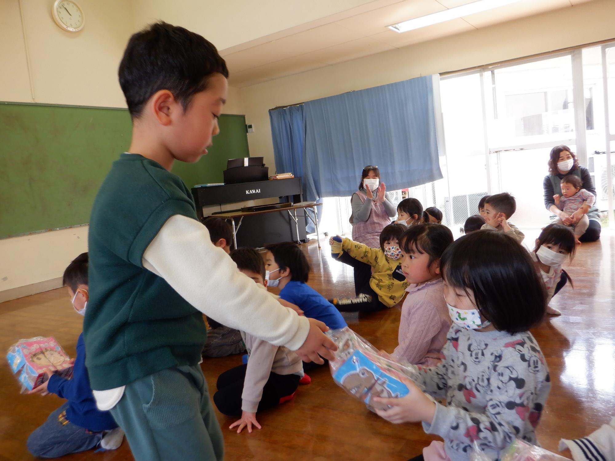 お別れの集い、卒園児から在園児にプレゼント、絵変わりキューブ、