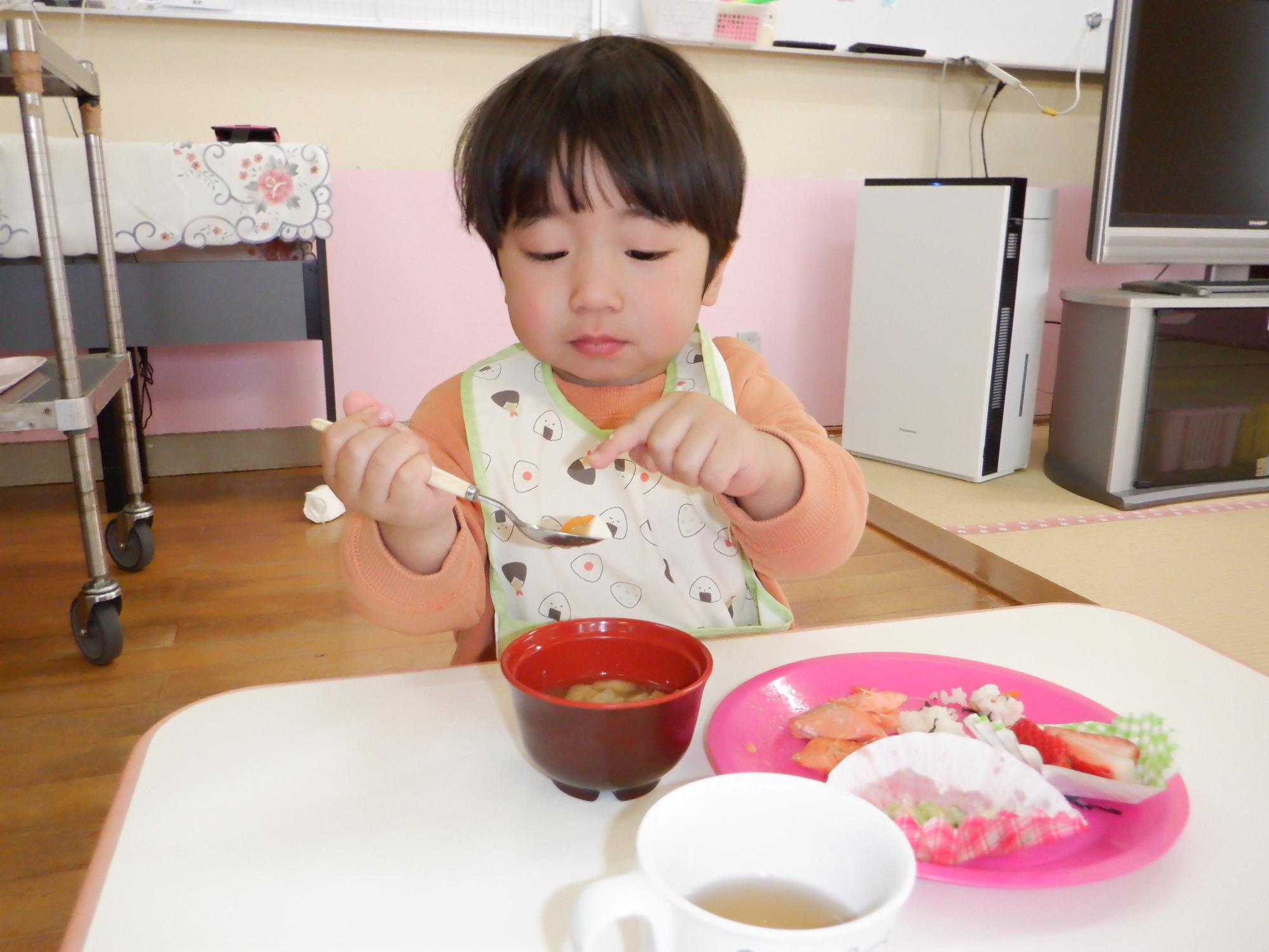 ひな祭りプレートを食べる男の子、2歳の男の子スプーンで食べている