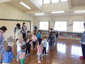 交通教室にて道路の渡り方を一緒に行う子ども達