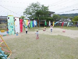 手作りのジャンボ鯉のぼり・園庭に飾る